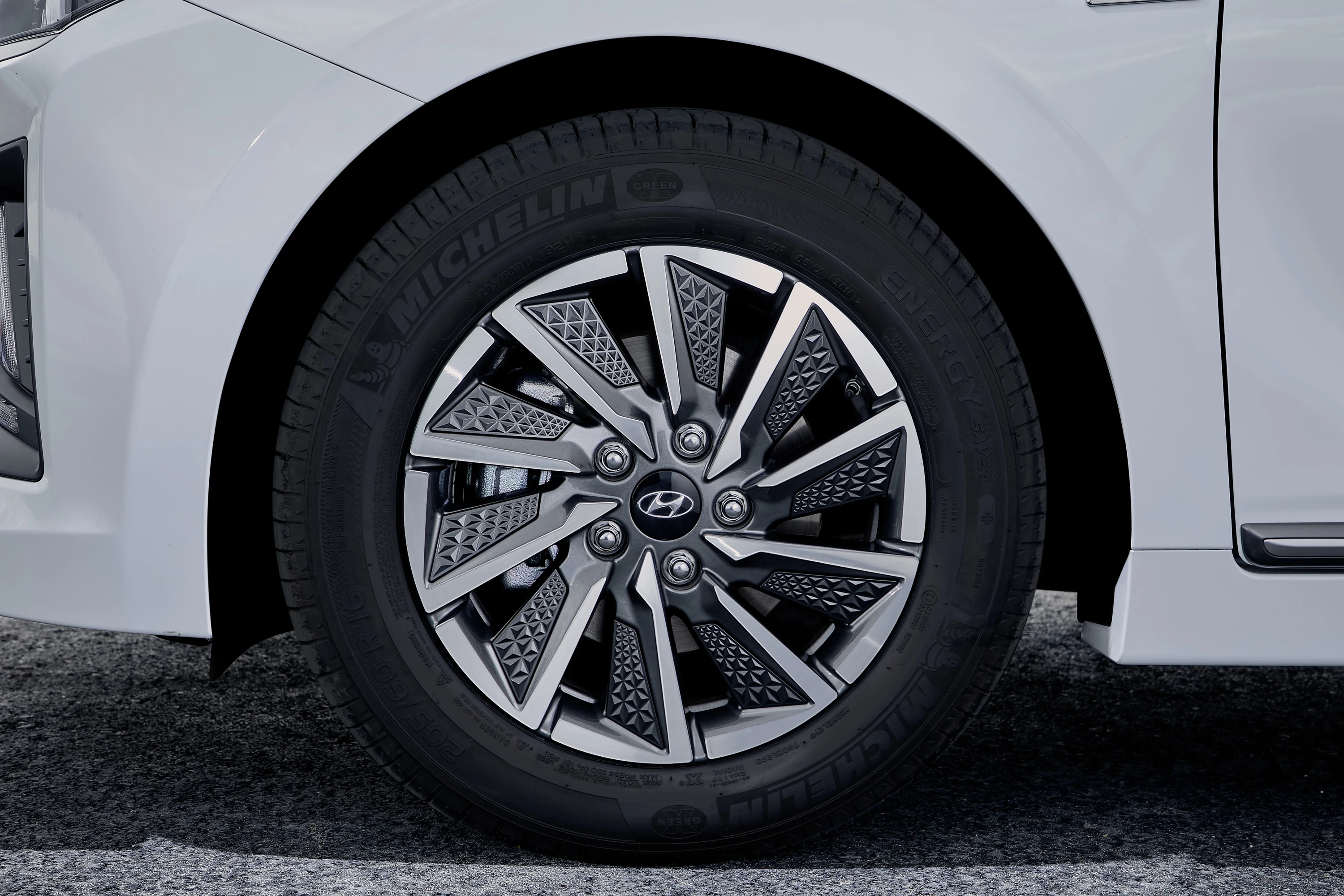 Hyundai IONIQ Electric 28 kWh wheels view