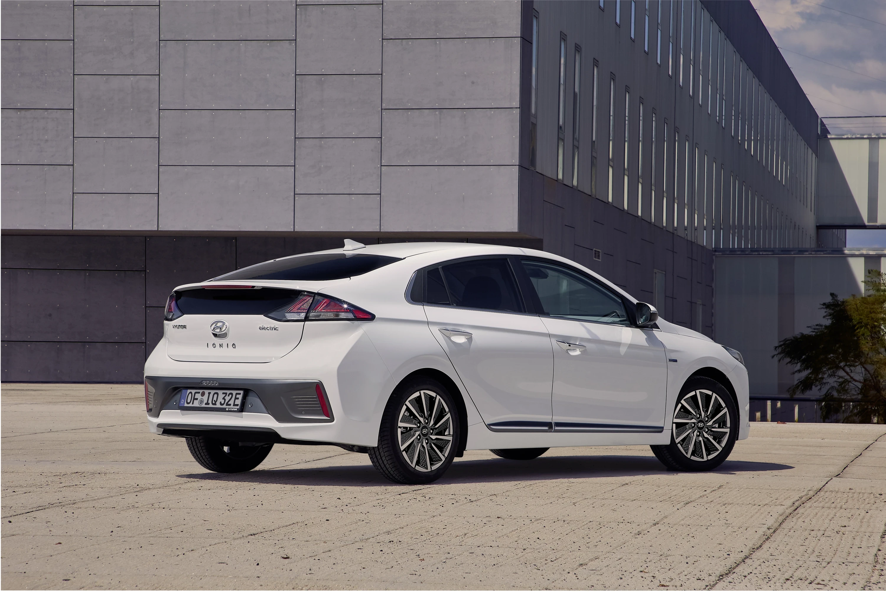 Hyundai IONIQ Electric 28 kWh exterior view