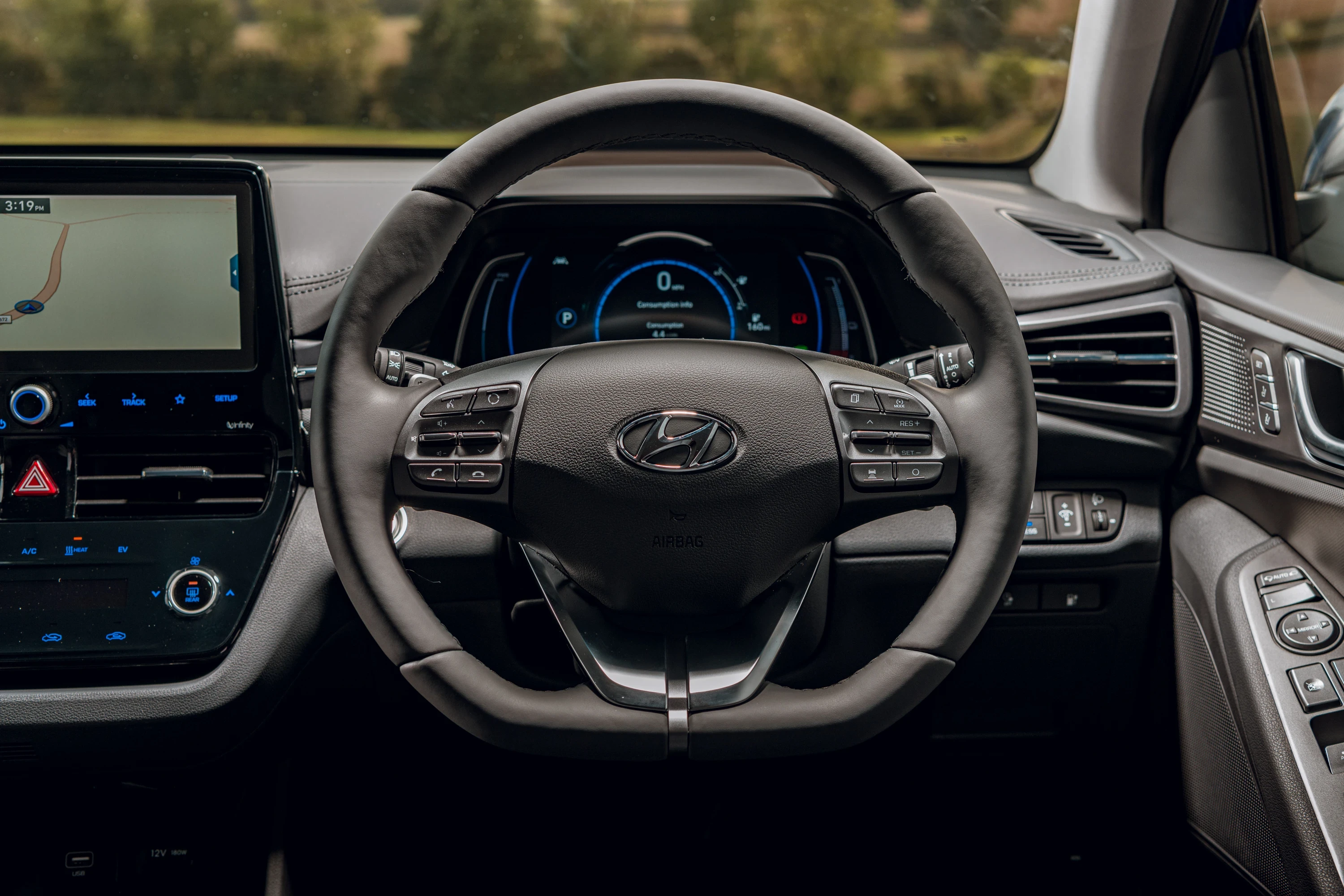 Hyundai IONIQ Electric 38 kWh screens view