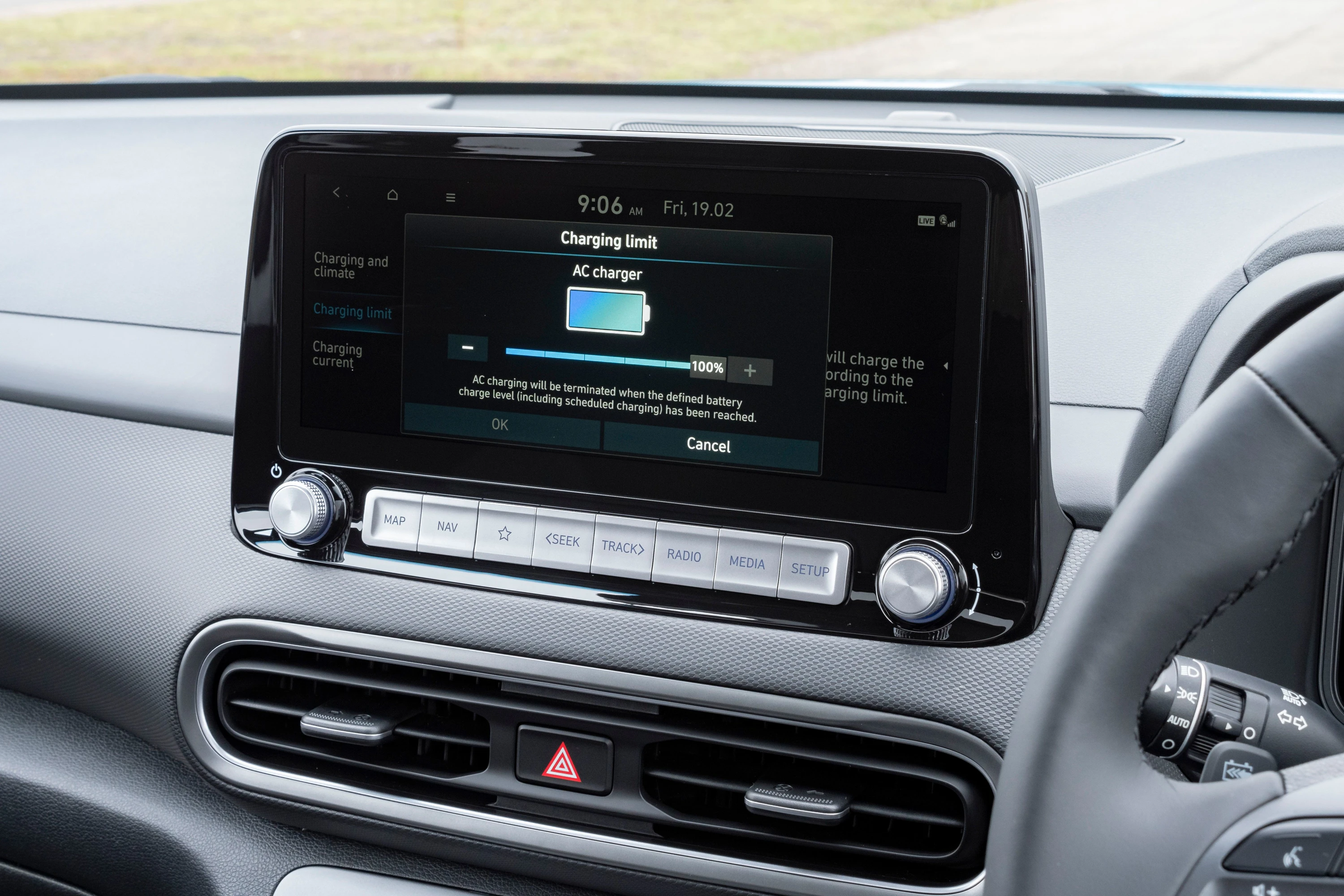 Hyundai Kona Electric 39 kWh screens view