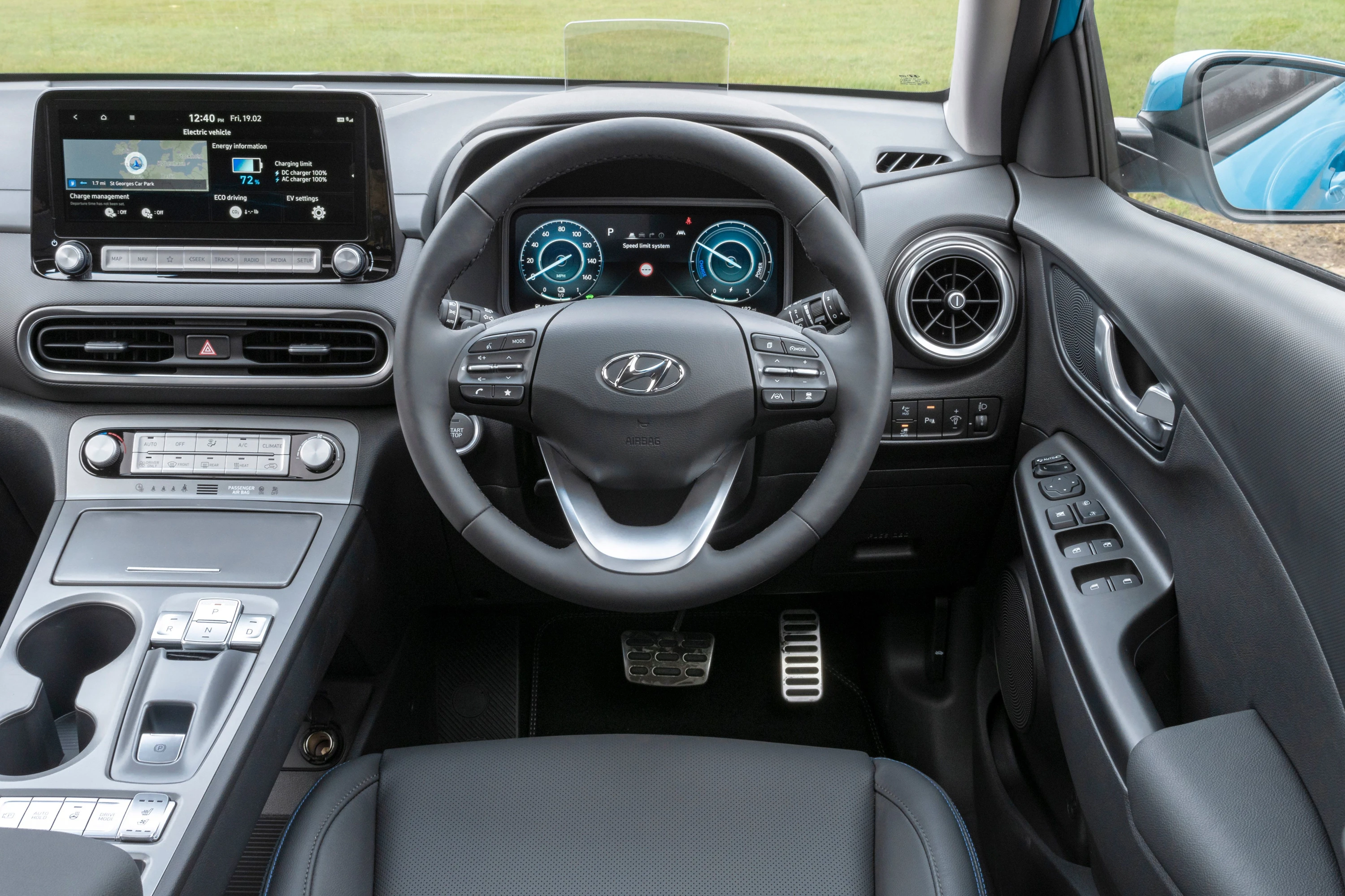 Hyundai Kona Electric 64 kWh screens view