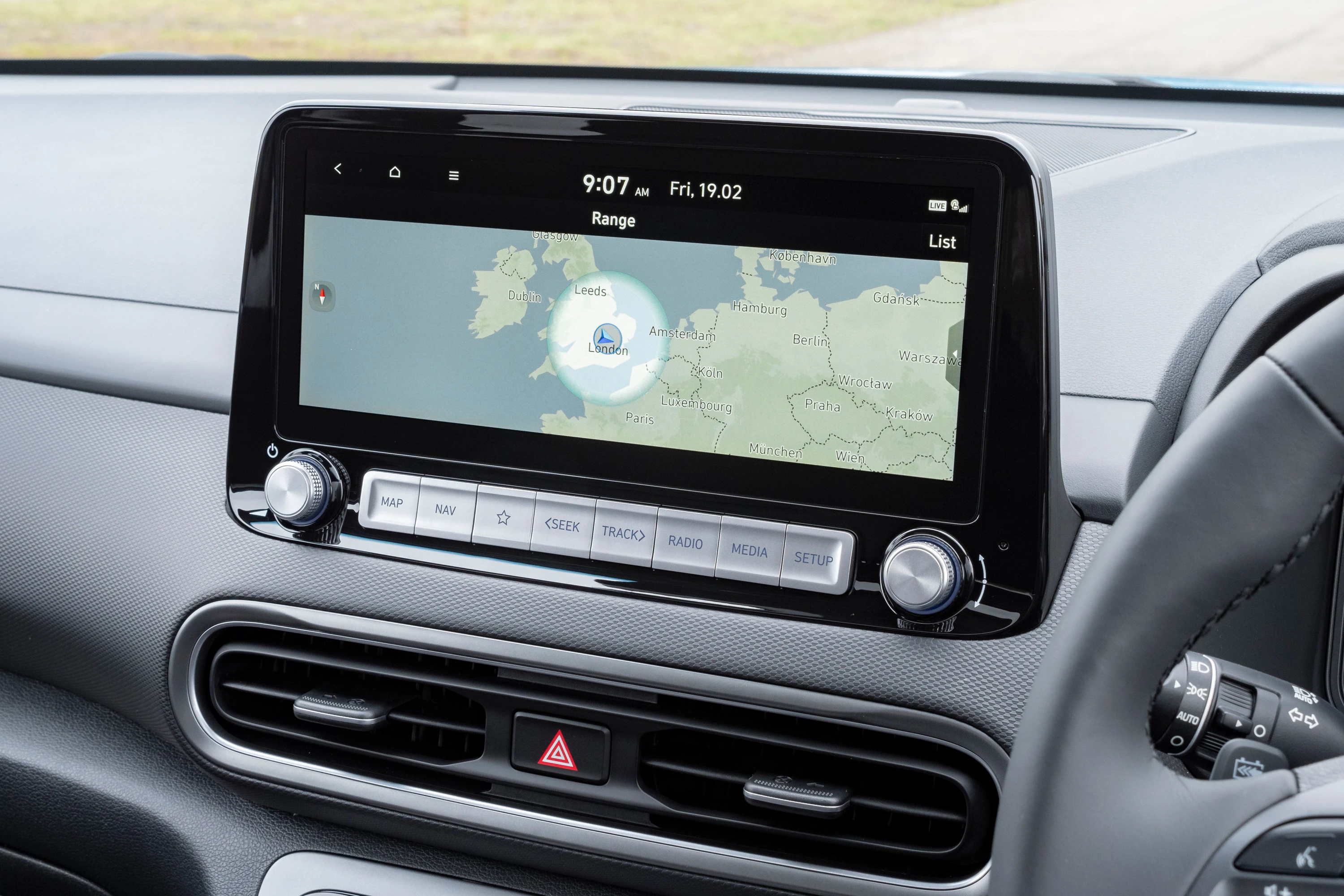 Hyundai Kona Electric 64 kWh screens view