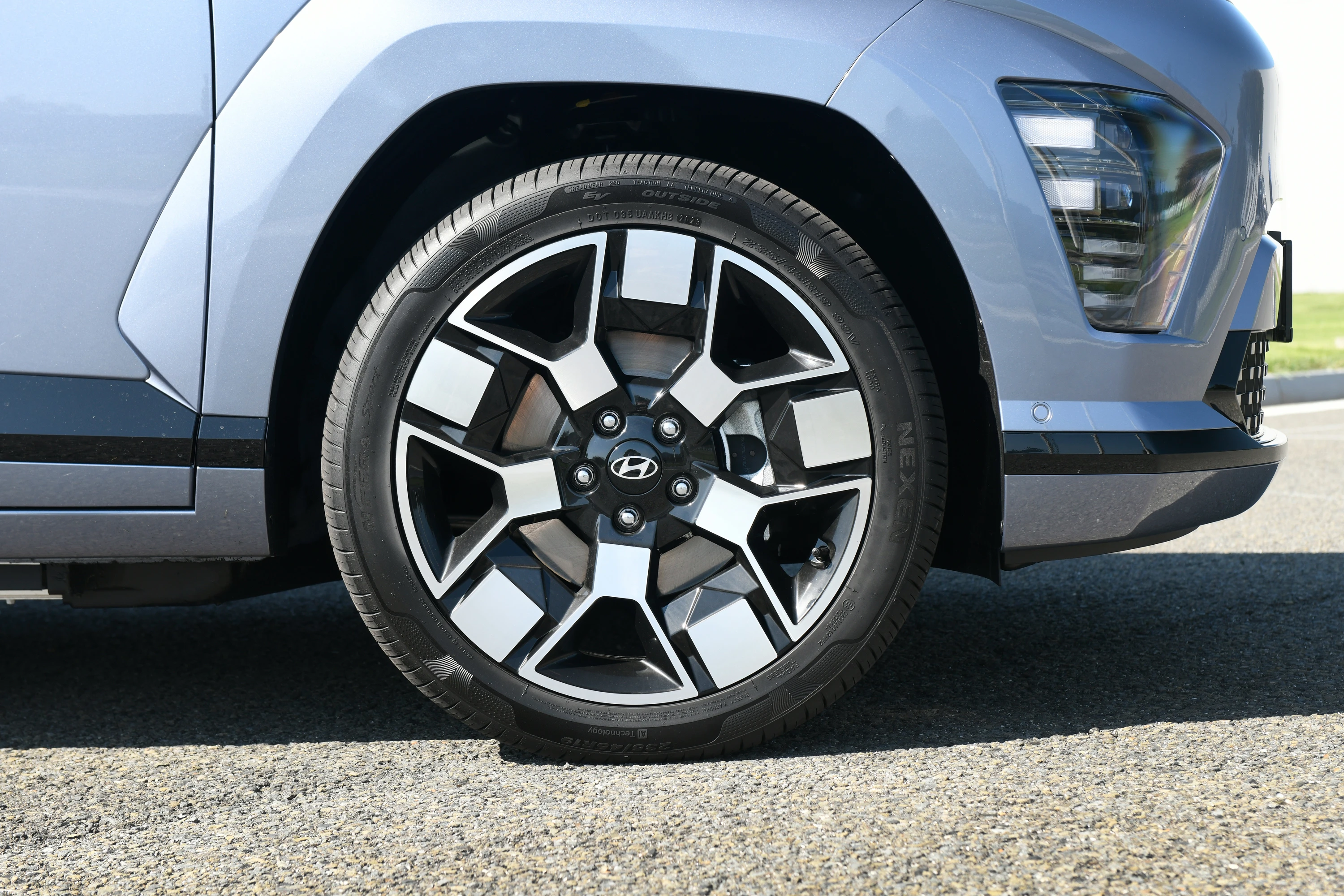 Hyundai Kona Long Range wheels view