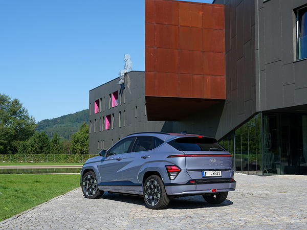 Hyundai Kona Long Range exterior view