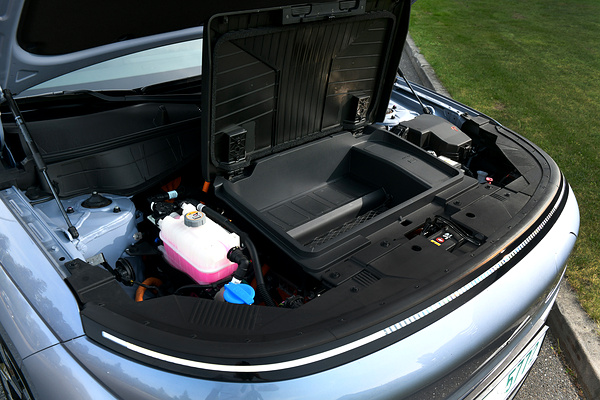Hyundai Kona Long Range frunk view