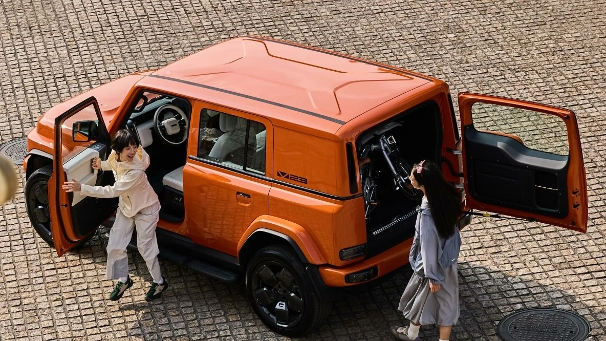 iCar V23 401 RWD lifestyle view