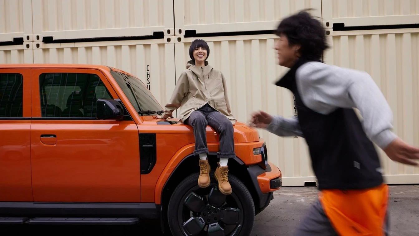 iCar V23 401 RWD lifestyle view