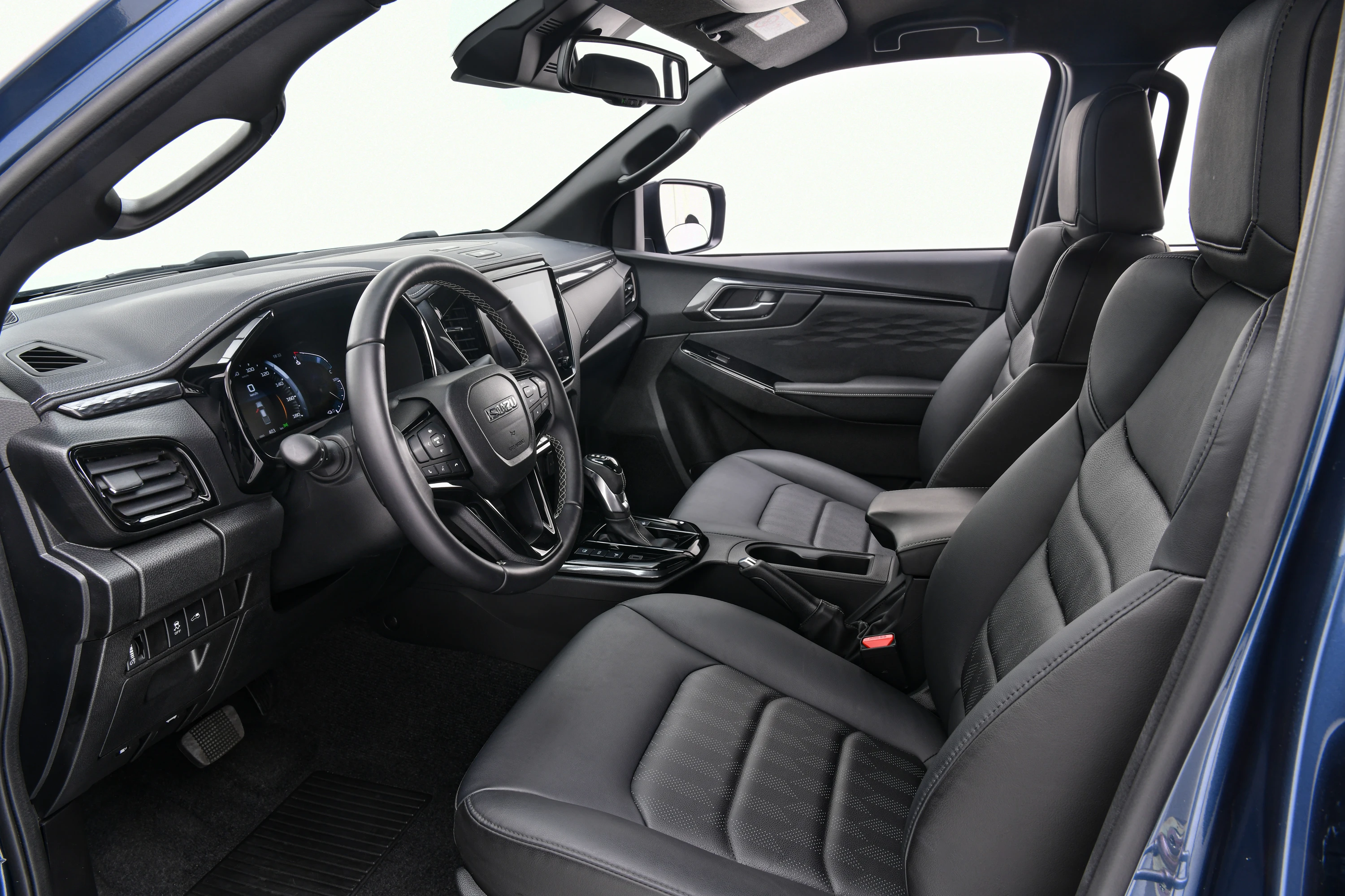 Isuzu D-Max EV Extended Cab frontseats view