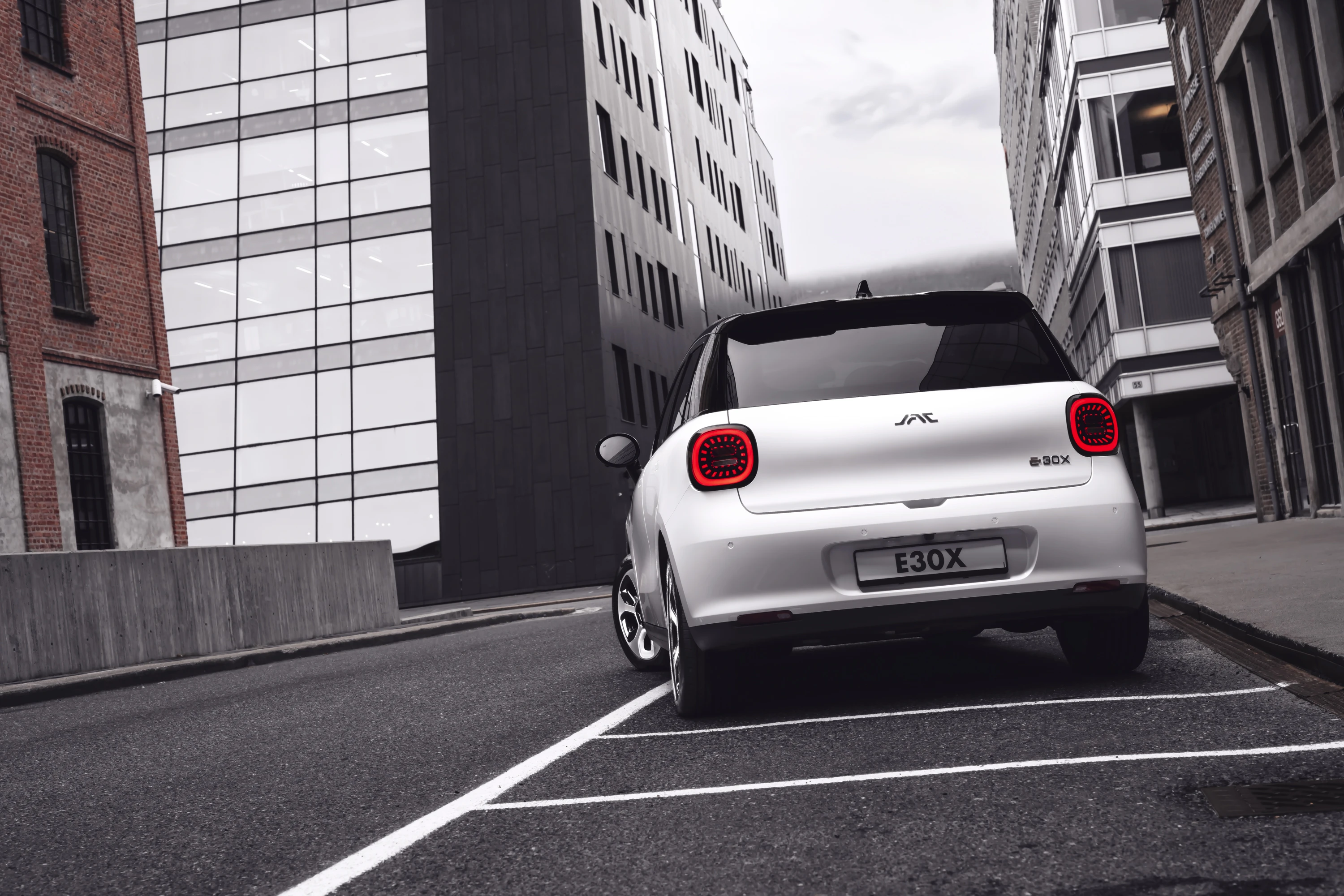 JAC E30X 41 kWh exterior view