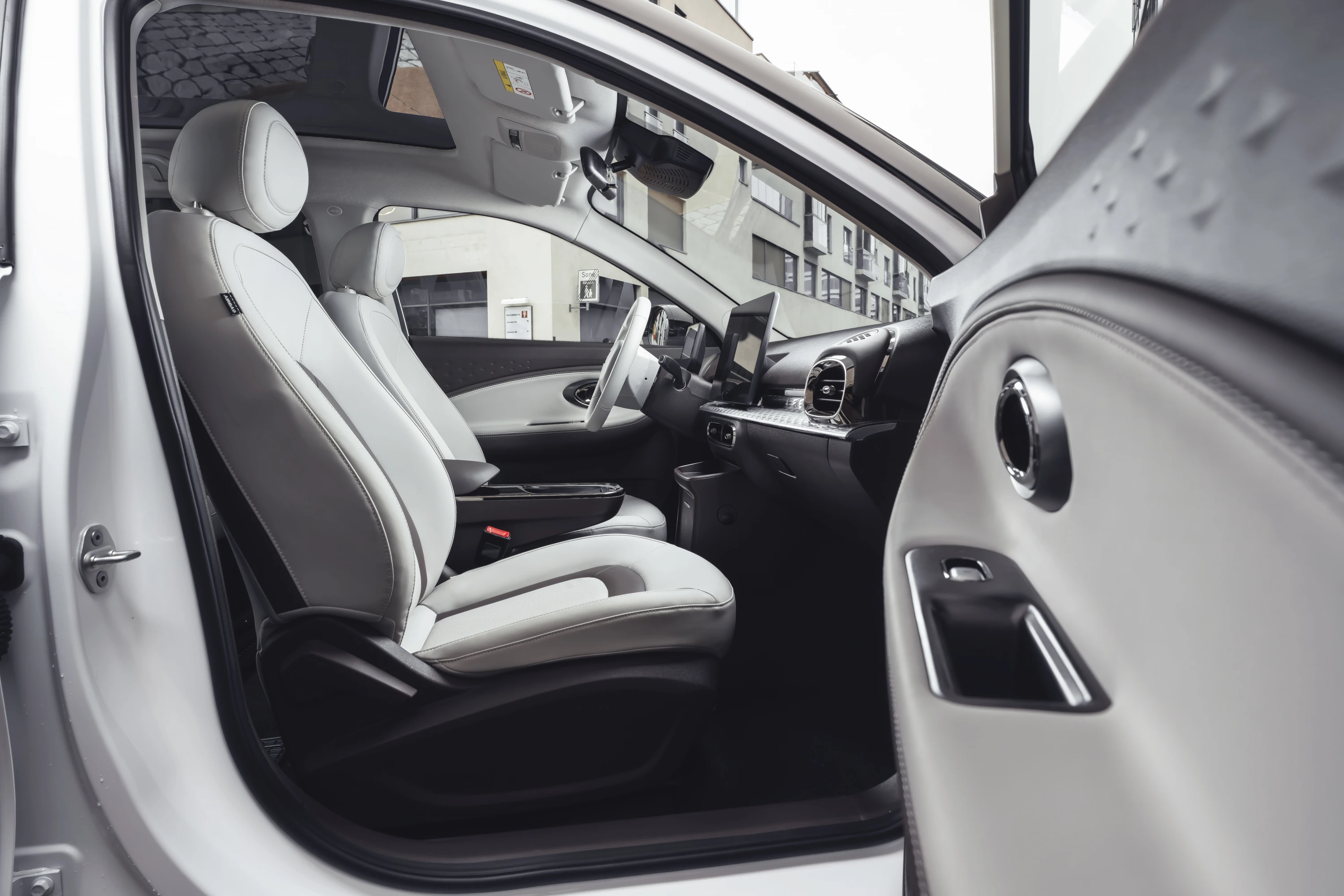 JAC E30X 41 kWh frontseats view