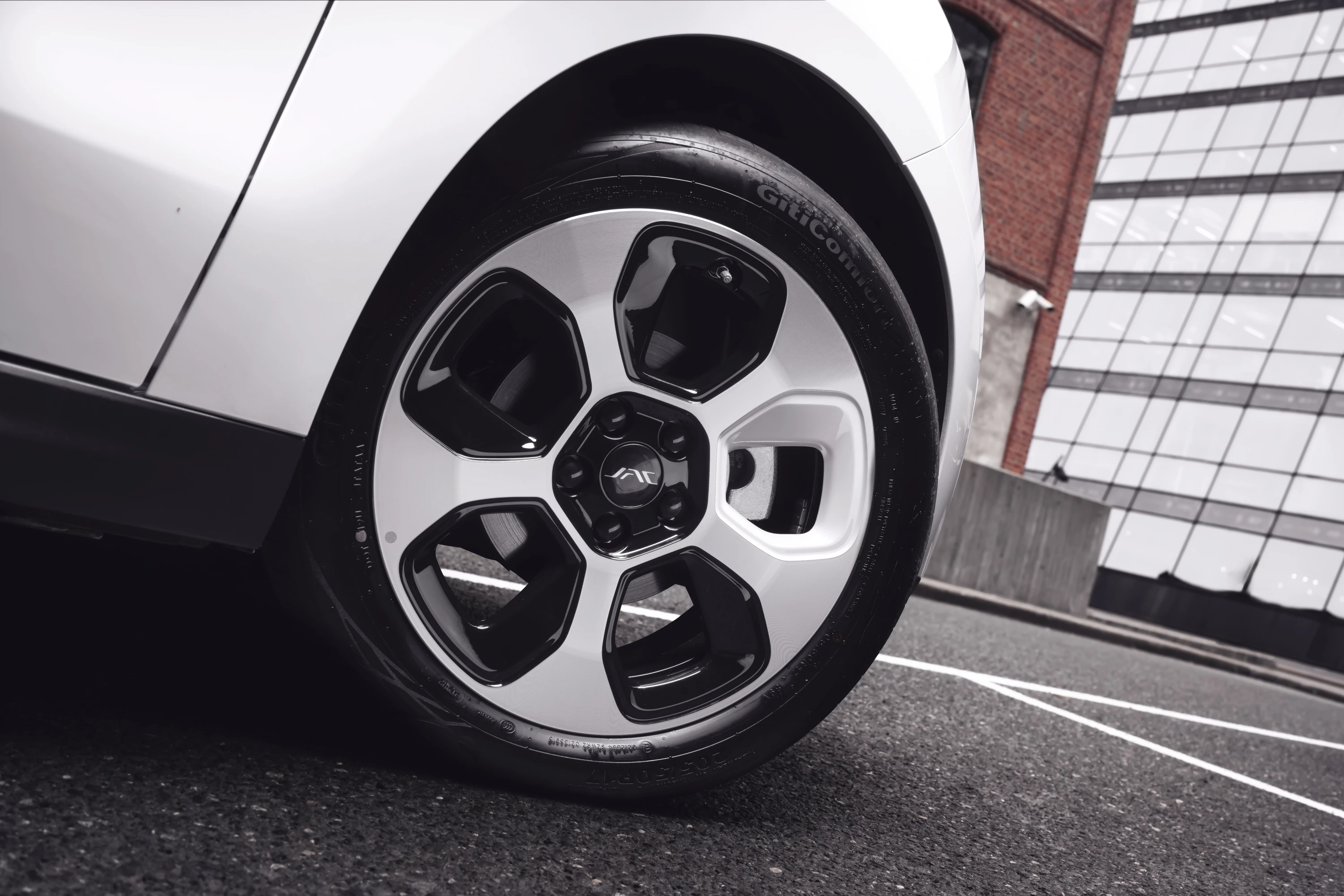 JAC E30X 51.5 kWh wheels view