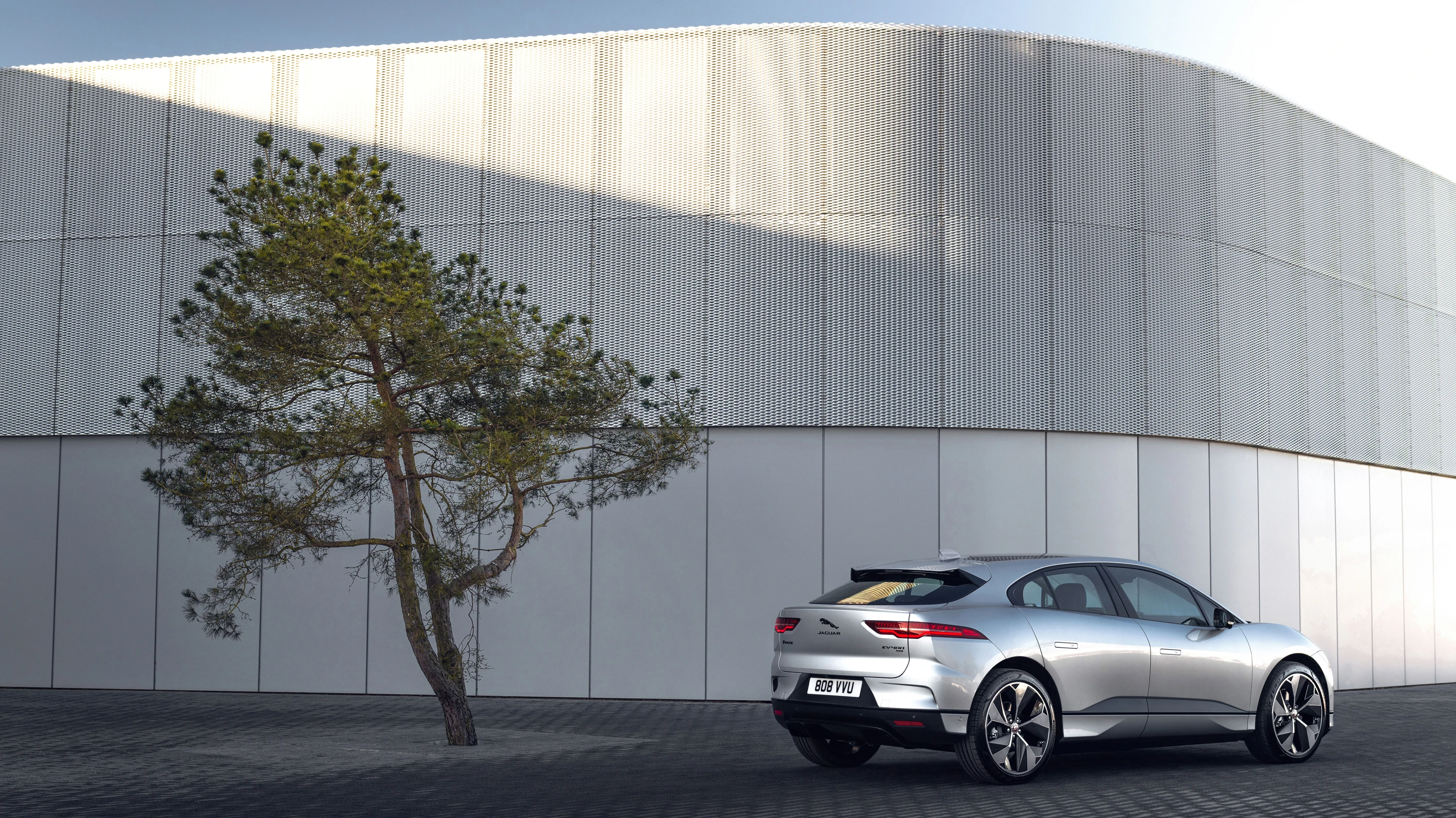 Jaguar I-Pace EV400 exterior view