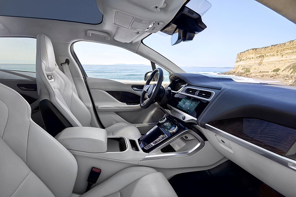 Jaguar I-Pace EV400 frontseats view