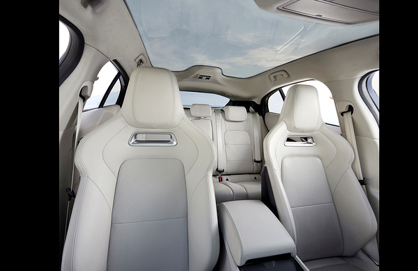 Jaguar I-Pace EV400 frontseats view