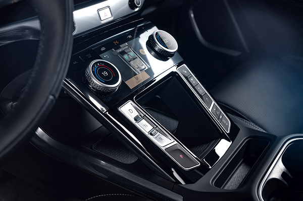 Jaguar I-Pace EV400 screens view