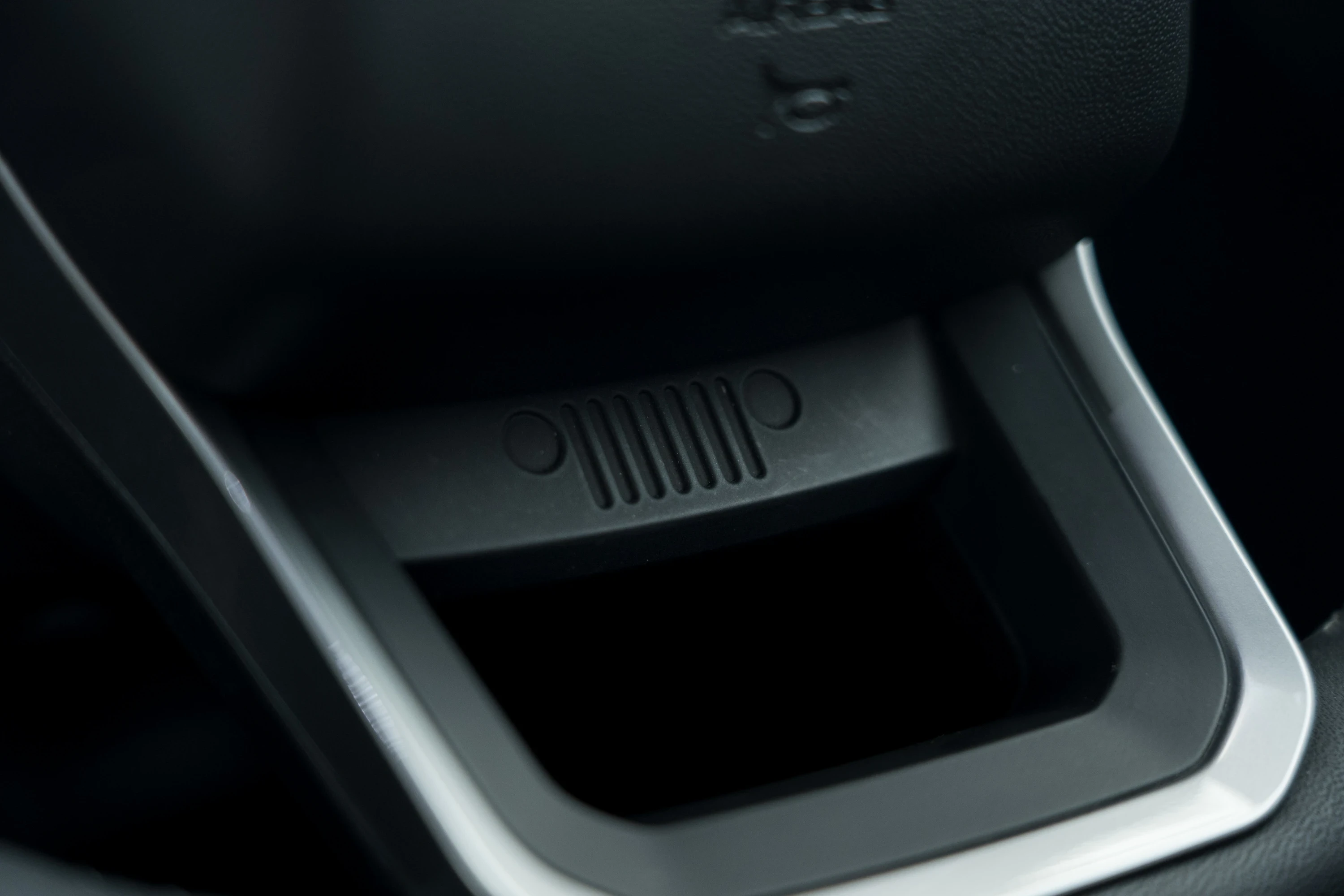 Jeep Compass Electric FWD details view
