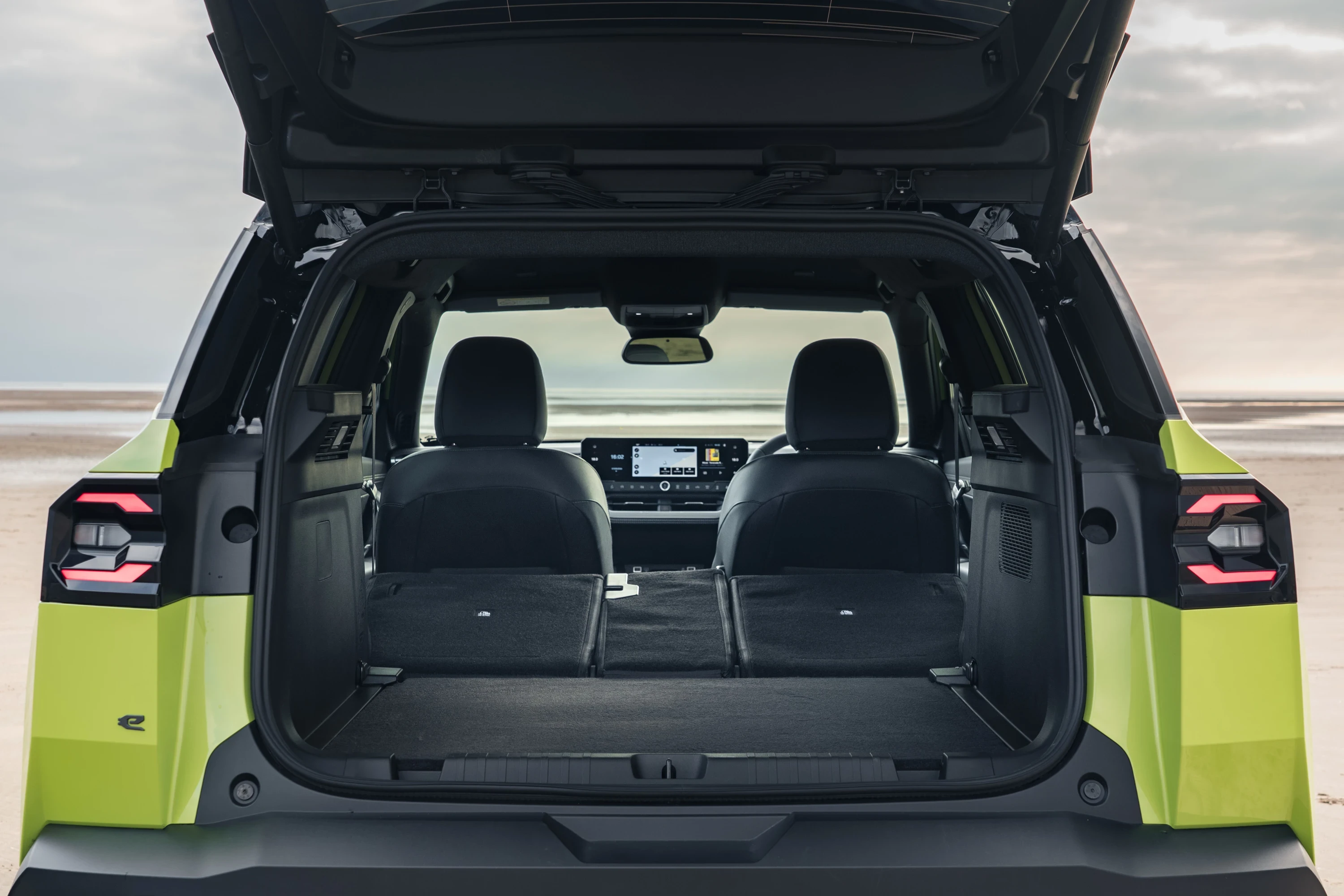 Jeep Compass Electric FWD trunk view