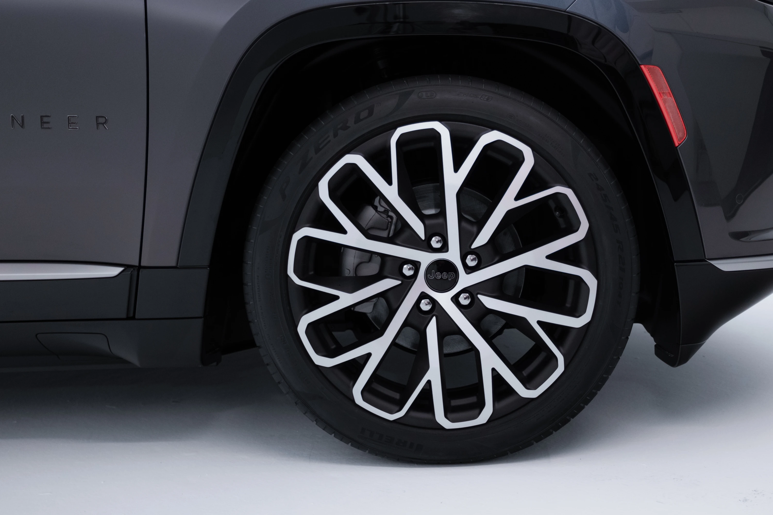 Jeep Wagoneer S wheels view