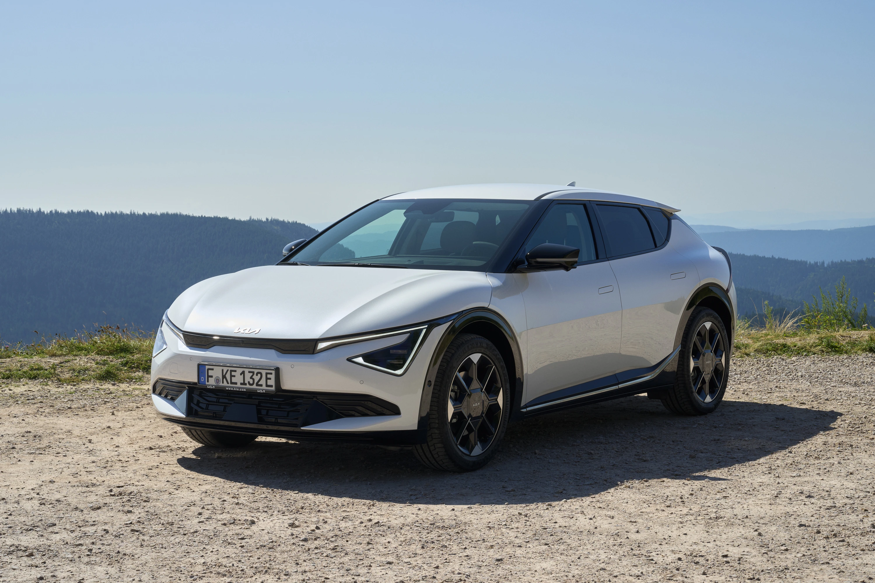 Kia EV6 Long Range 2WD exterior view