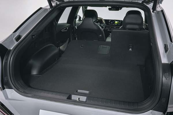 Kia EV6 Long Range AWD trunk view