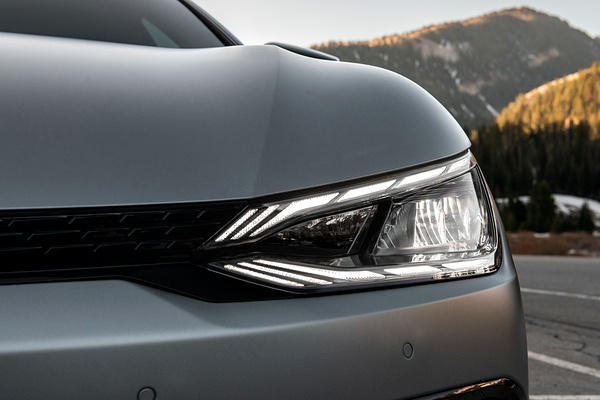 Kia EV6 Standard Range 2WD headlights view