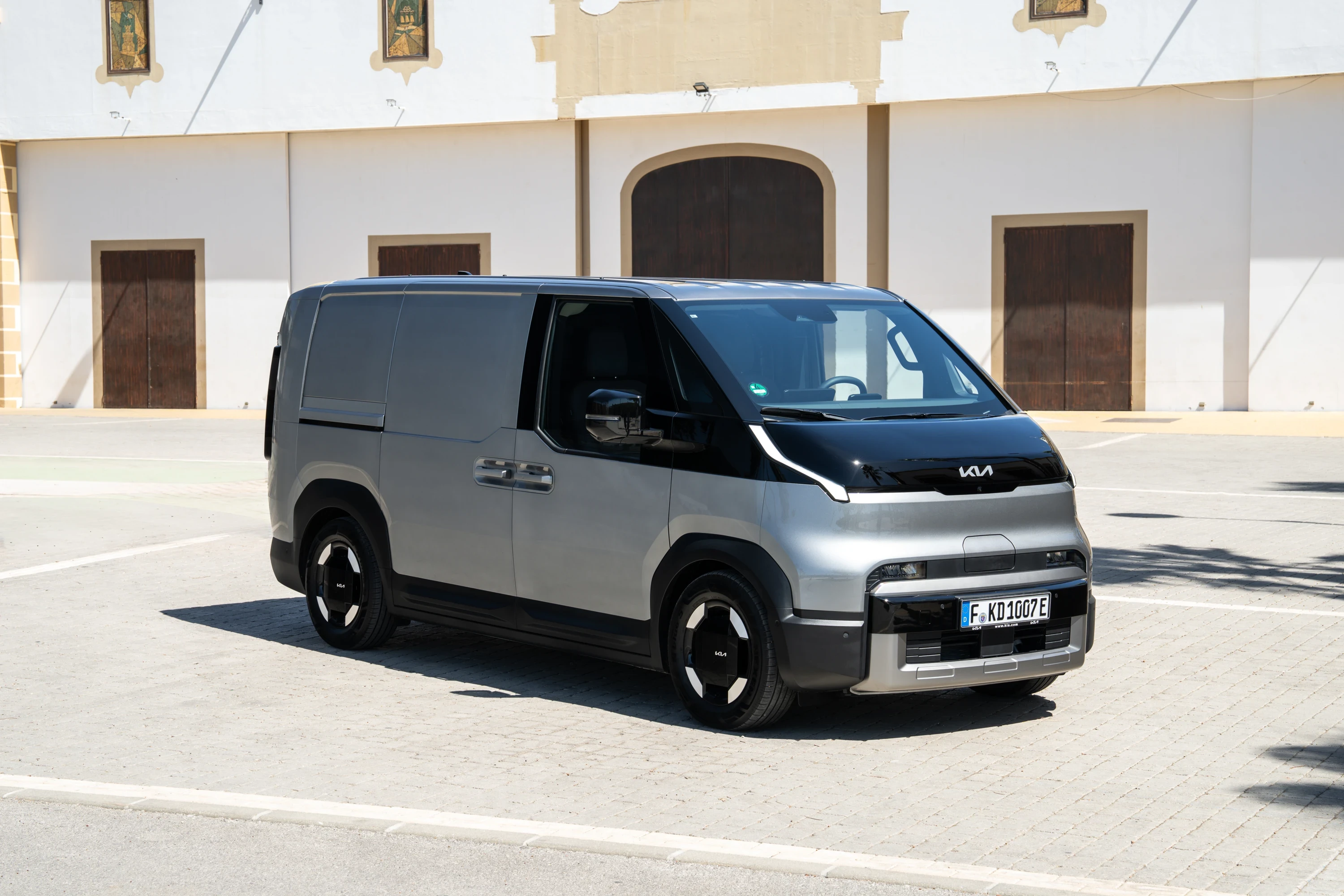 Kia PV5 Cargo Long Range exterior view