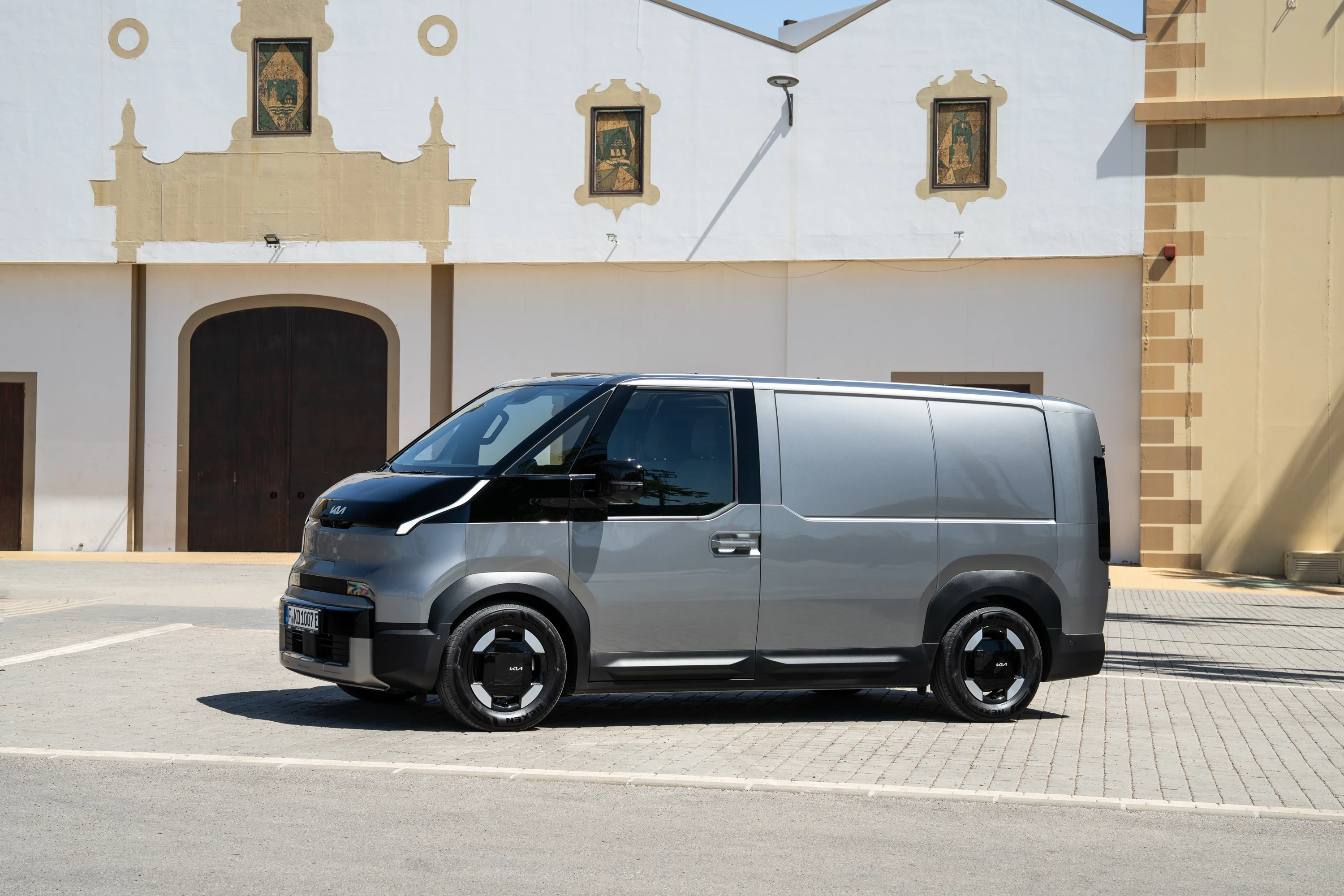 Kia PV5 Cargo Long Range exterior view