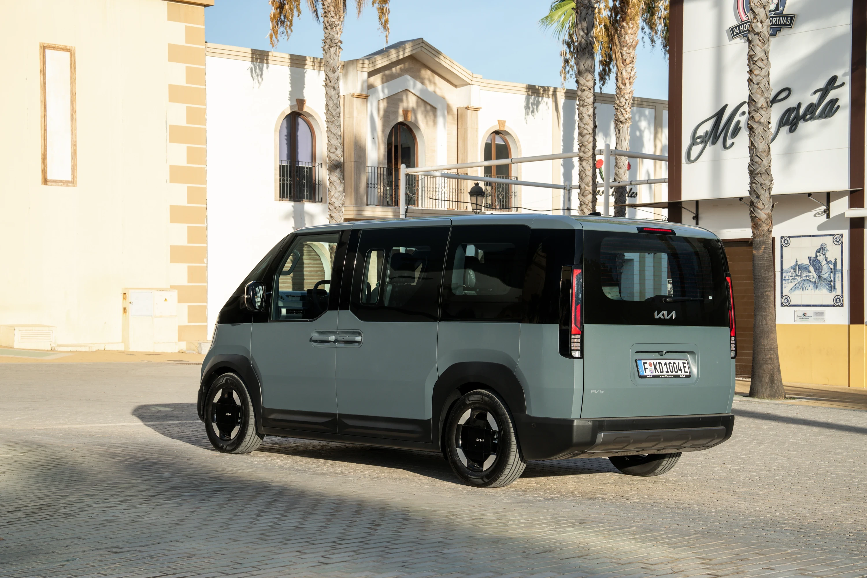 Kia PV5 Passenger Long Range exterior view