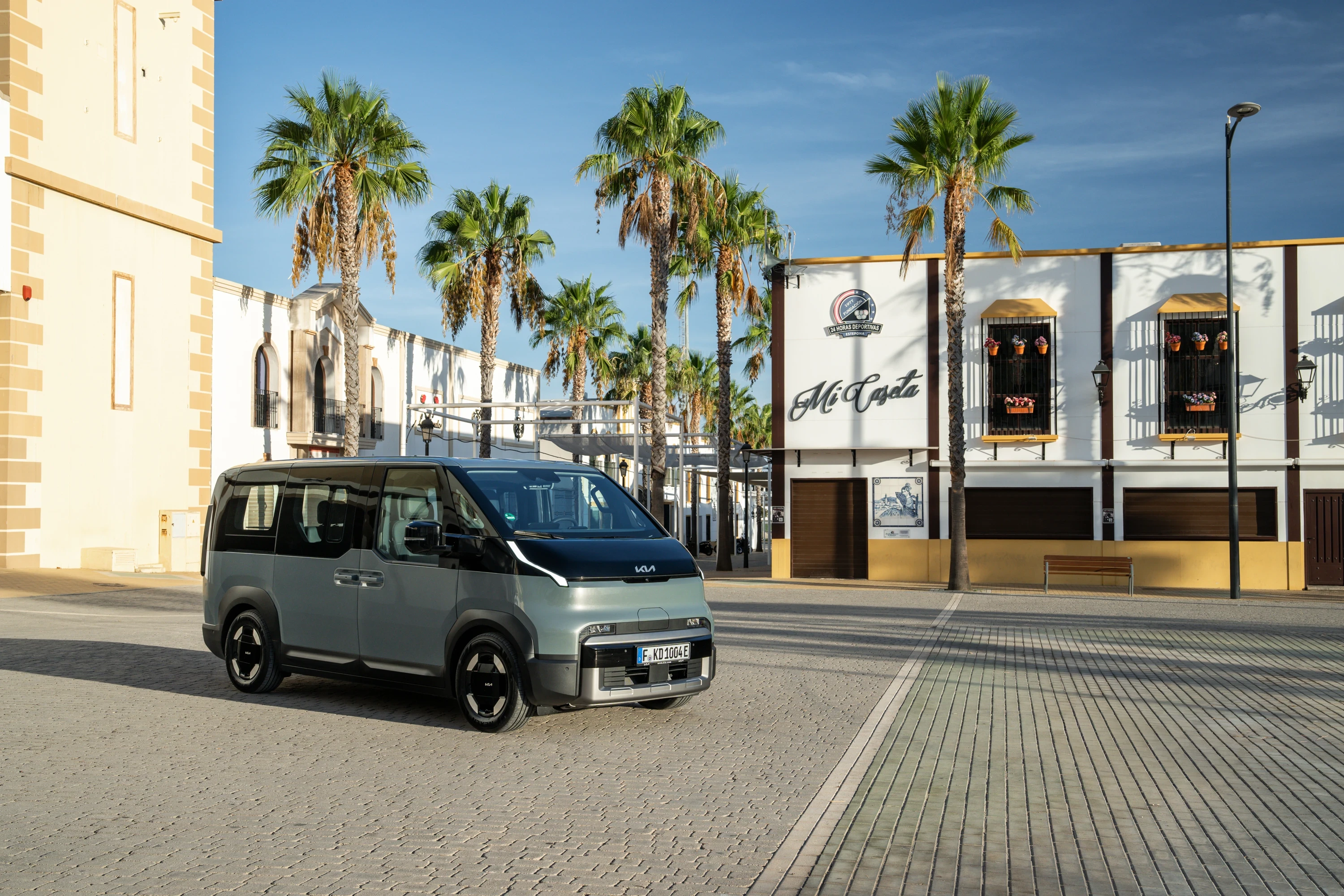 Kia PV5 Passenger Long Range exterior view