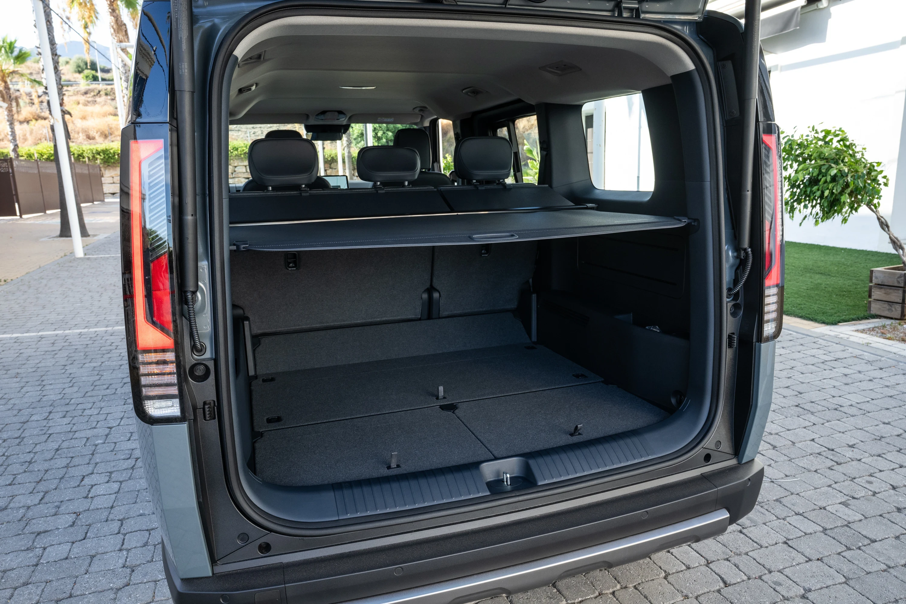 Kia PV5 Passenger Standard Range trunk view