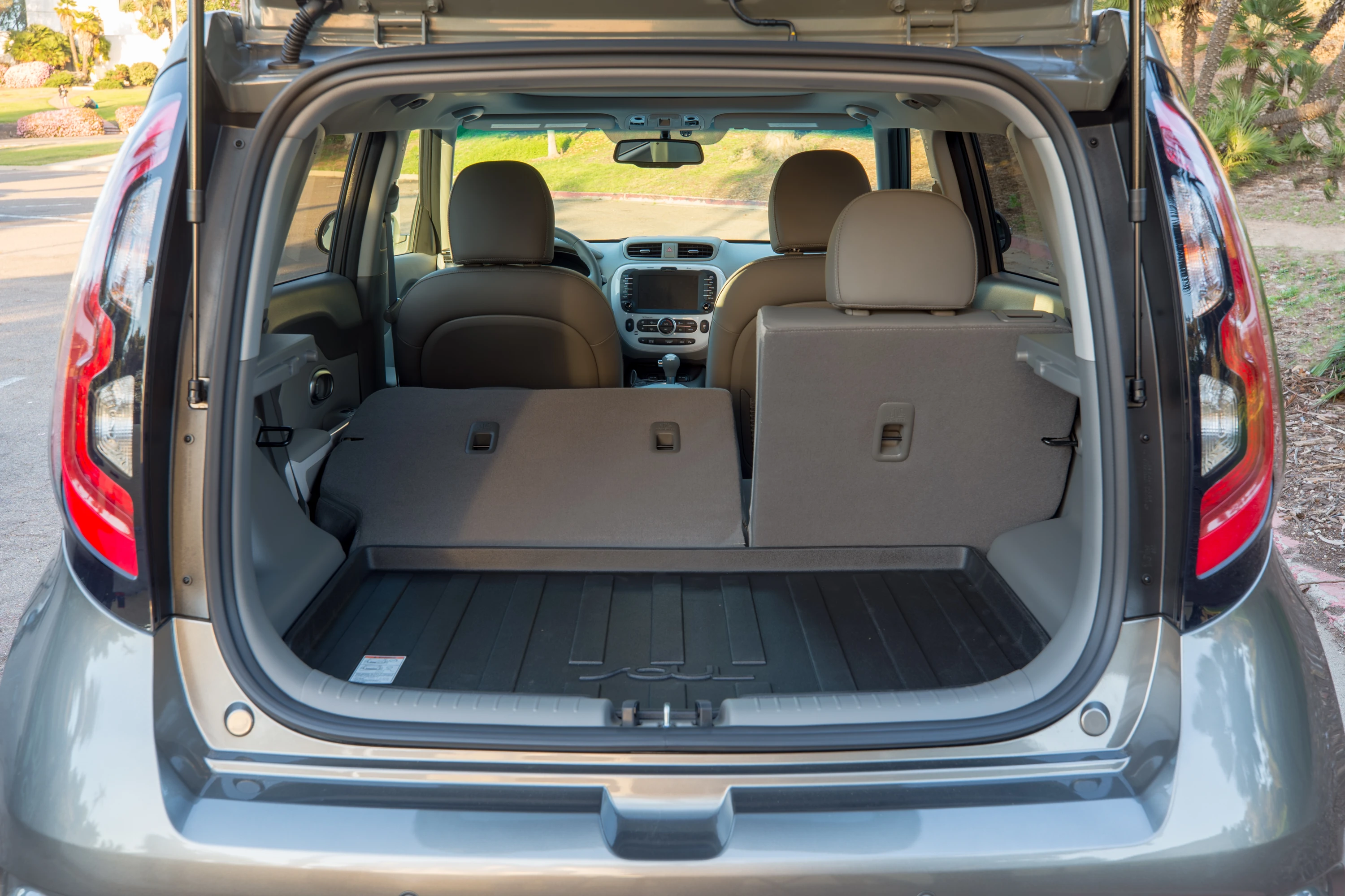 Kia Soul EV 33 kWh trunk view