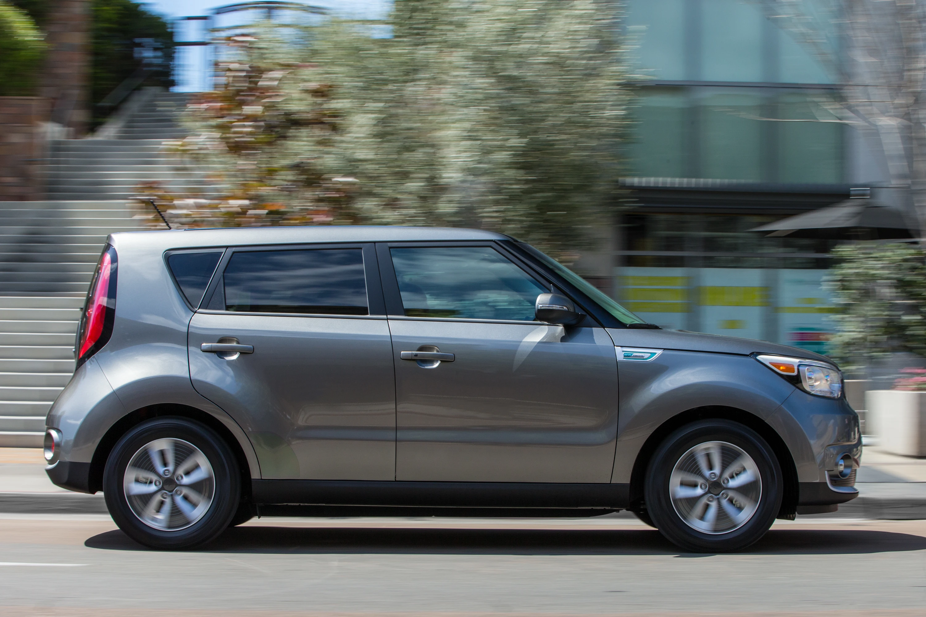 Kia Soul EV 33 kWh exterior view