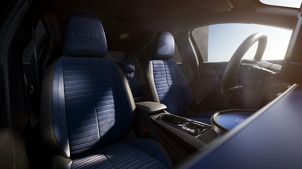 Lancia Ypsilon frontseats view