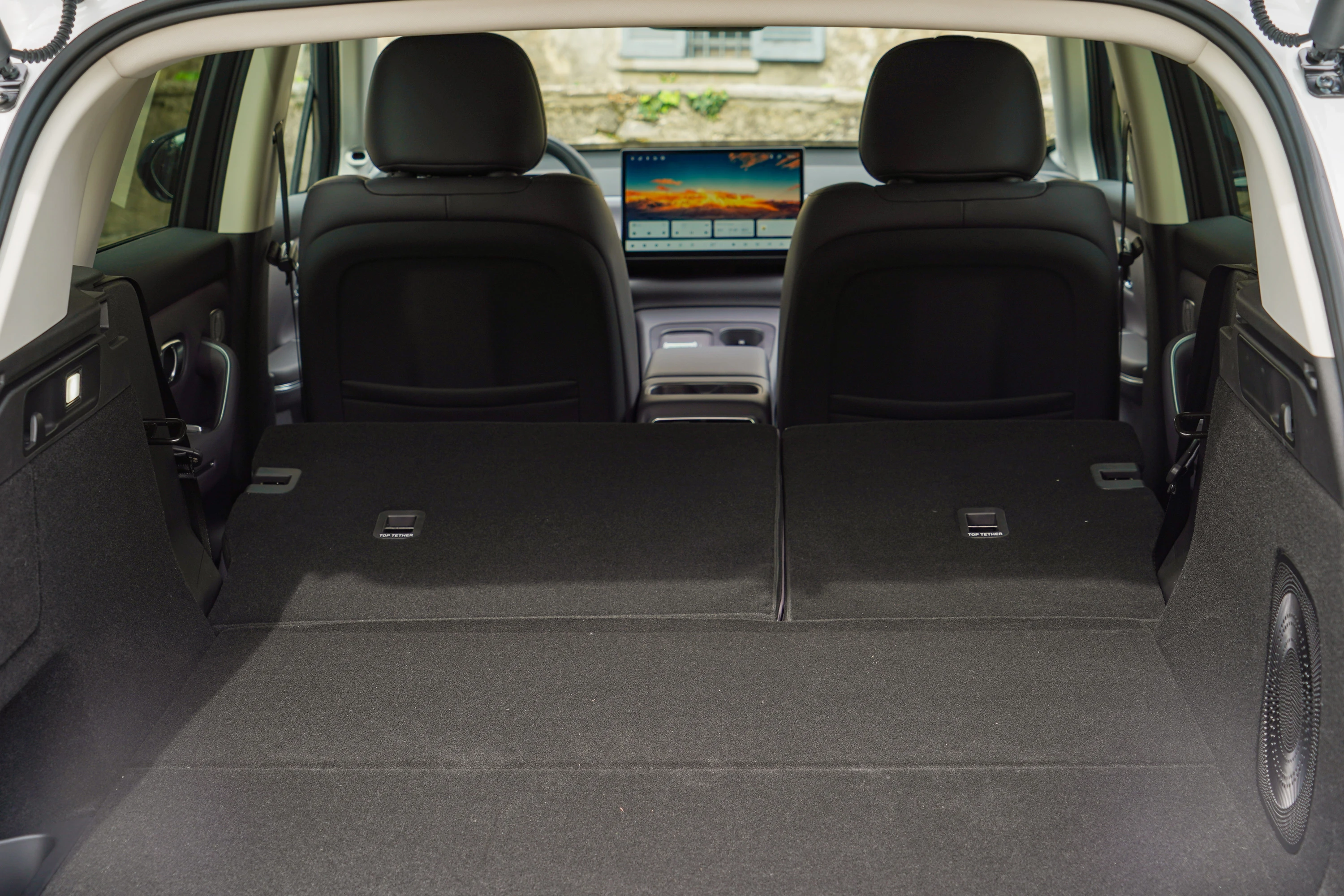 Leapmotor C10 69kWh RWD trunk view