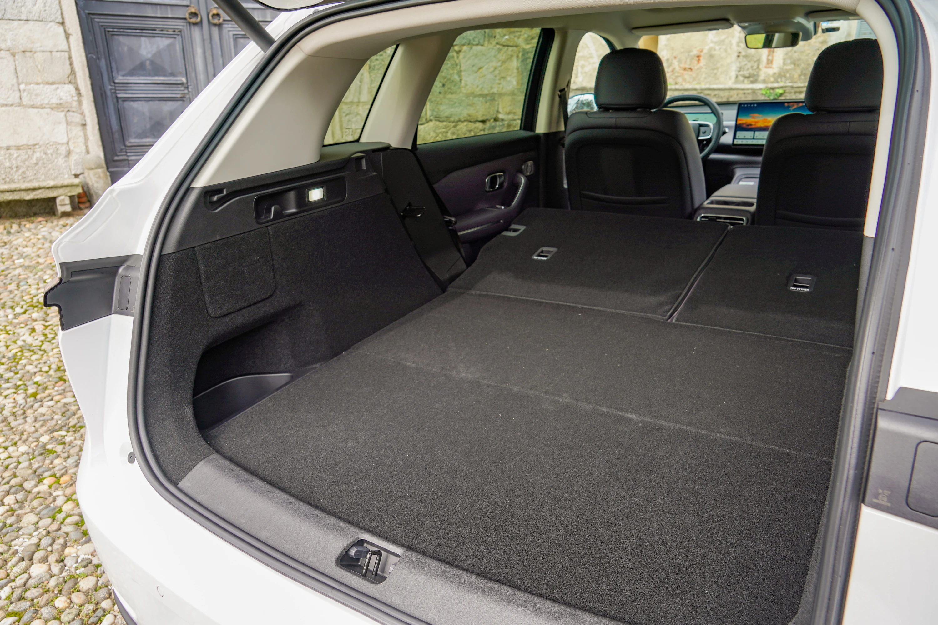 Leapmotor C10 69kWh RWD trunk view