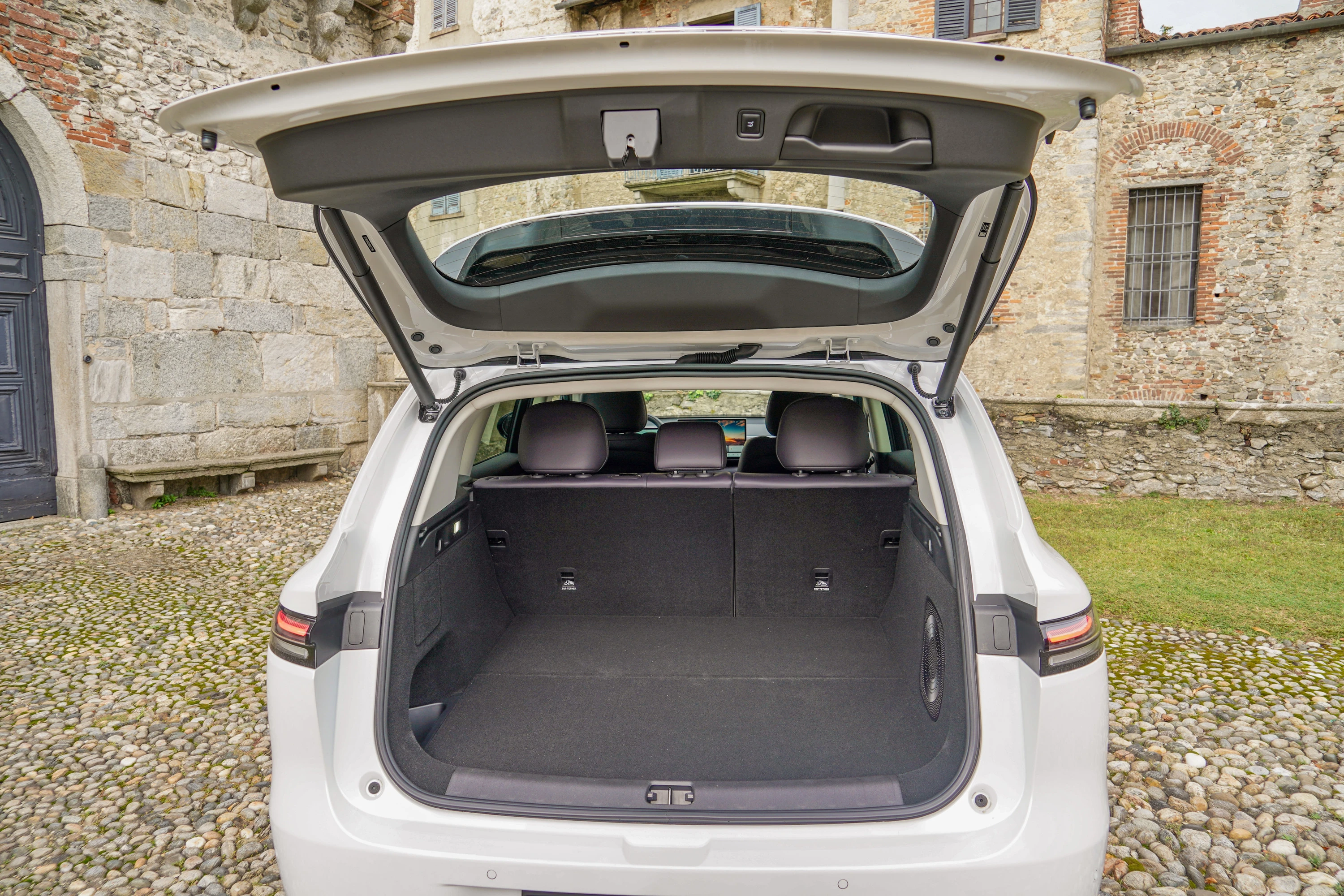 Leapmotor C10 69kWh RWD trunk view