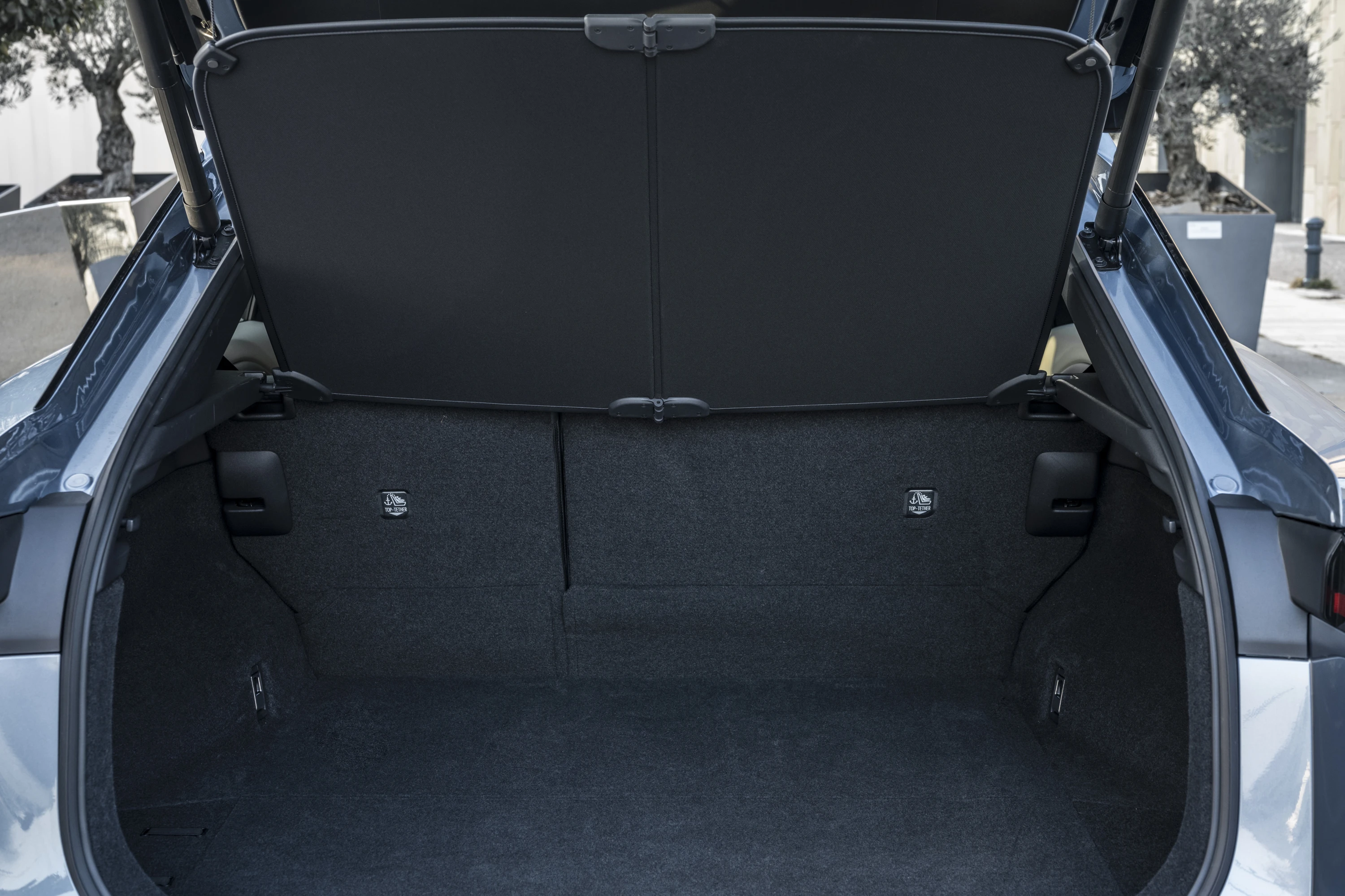 Lexus RZ 300e trunk view