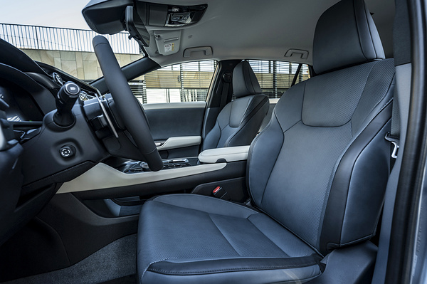 Lexus RZ 450e frontseats view