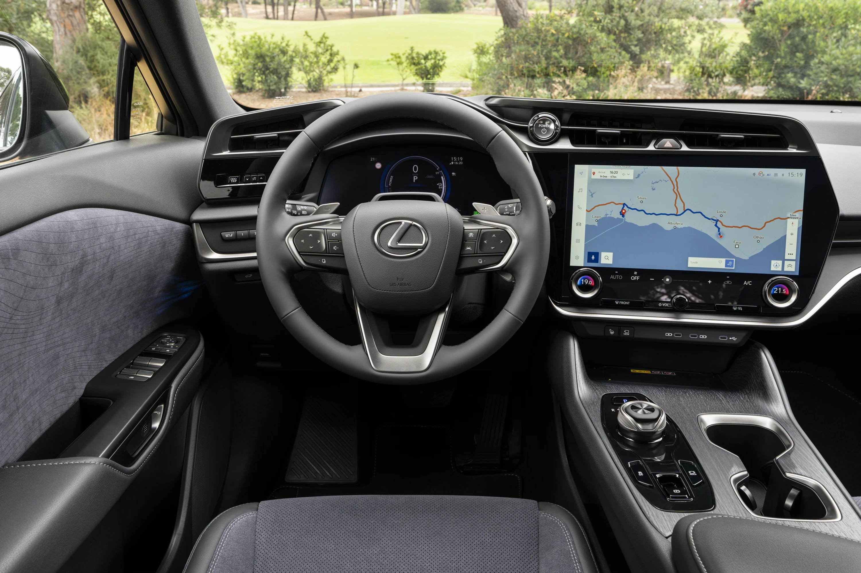 Lexus RZ 500e screens view