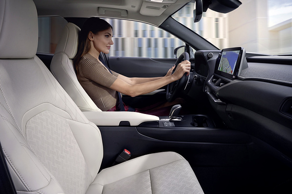 Lexus UX 300e frontseats view