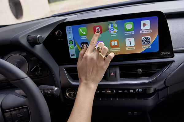 Lexus UX 300e screens view