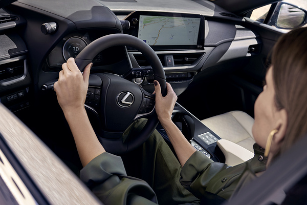 Lexus UX 300e screens view