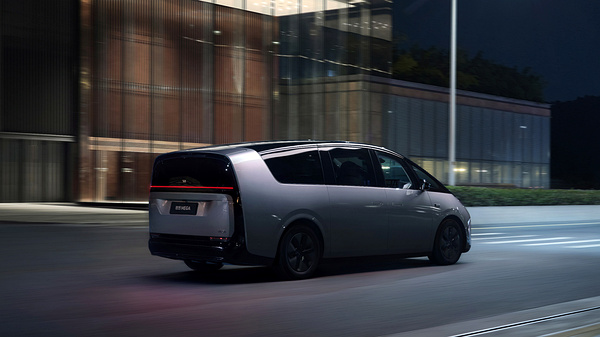 Li Auto MEGA exterior view