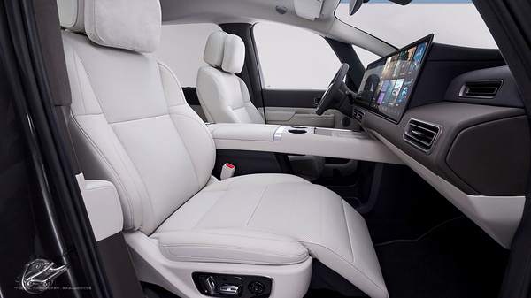 Li Auto MEGA frontseats view