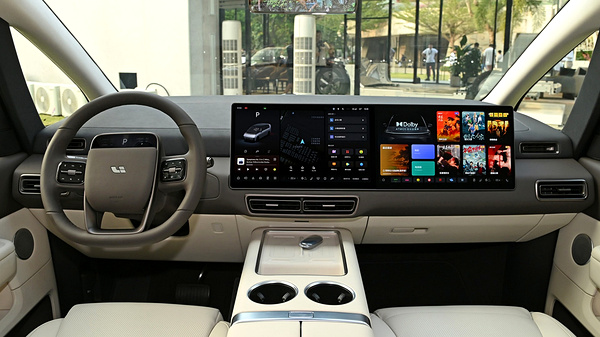Li Auto MEGA screens view