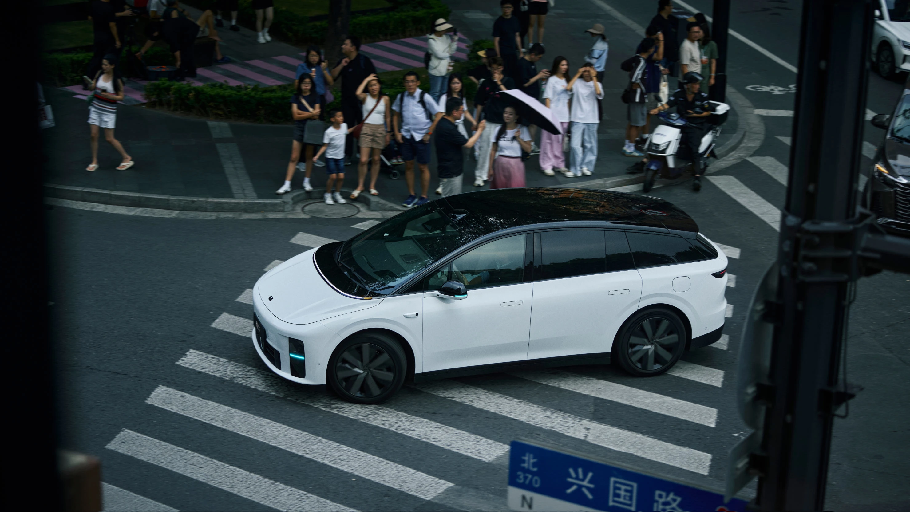 Li Auto i6 87.3 kWh RWD exterior view