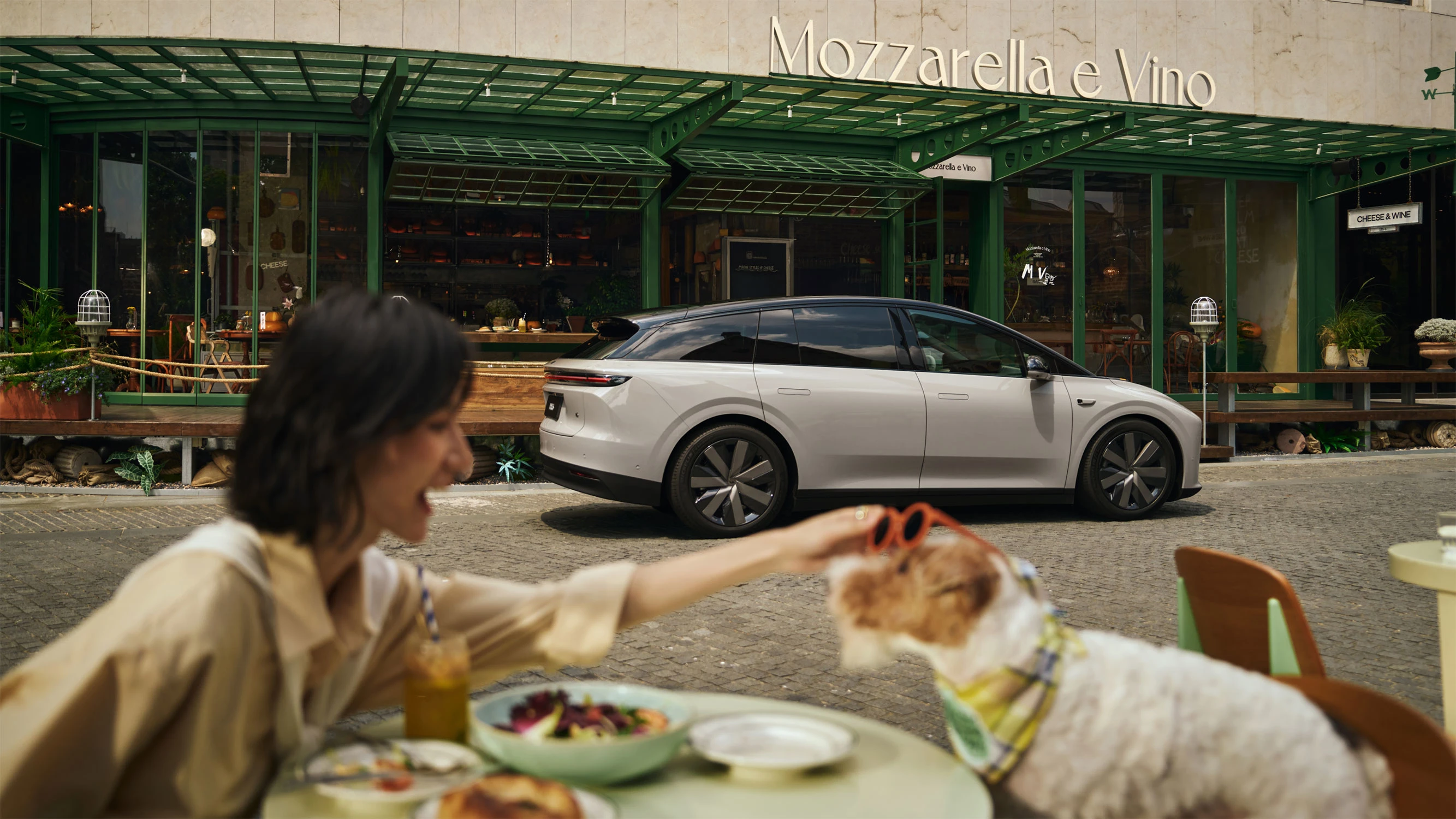 Li Auto i6 87.3 kWh RWD lifestyle view