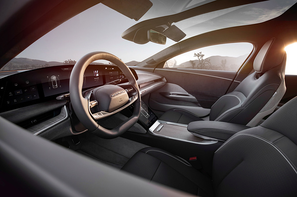 Lucid Air Grand Touring screens view