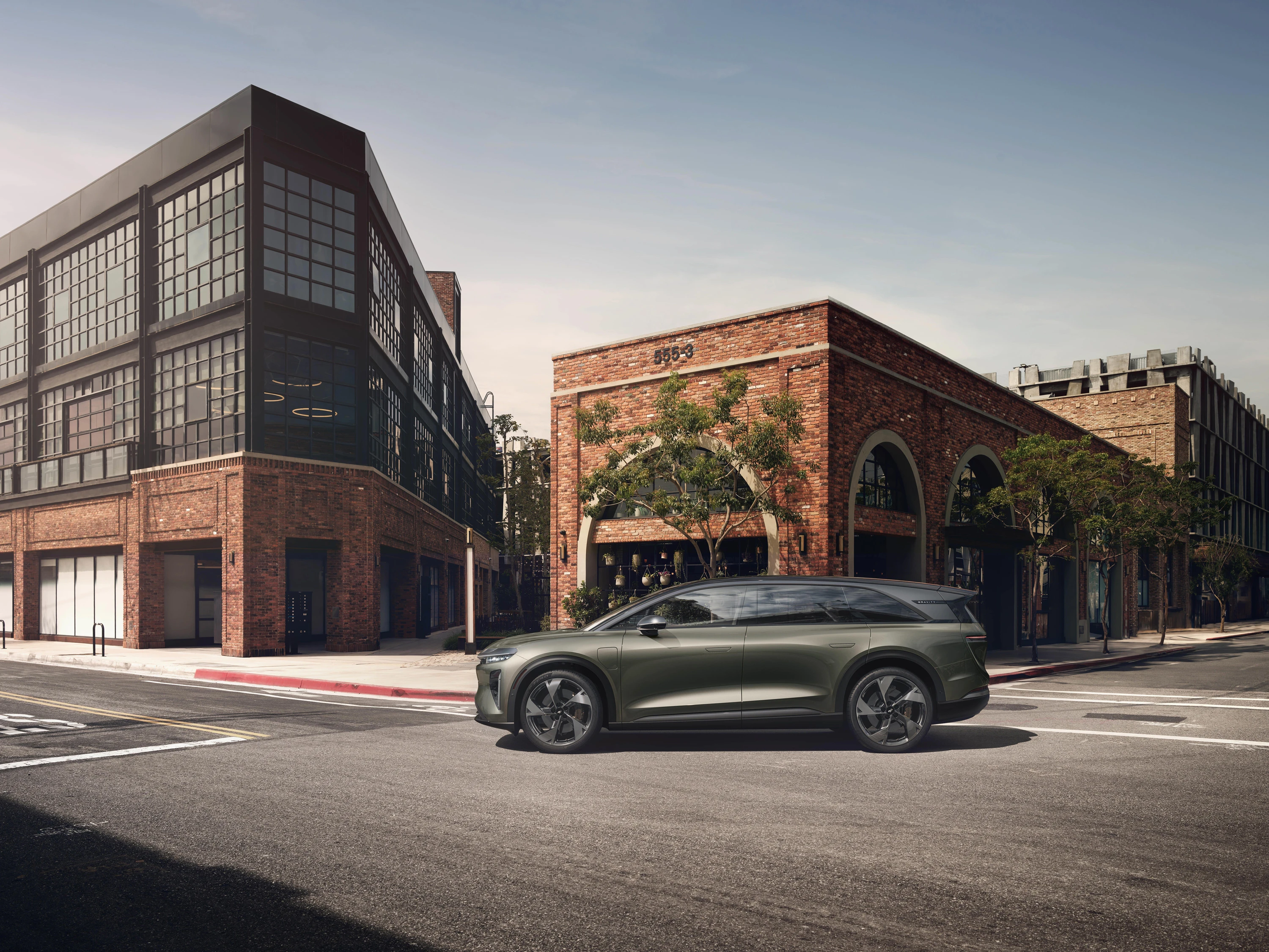 Lucid Gravity Dream Edition exterior view