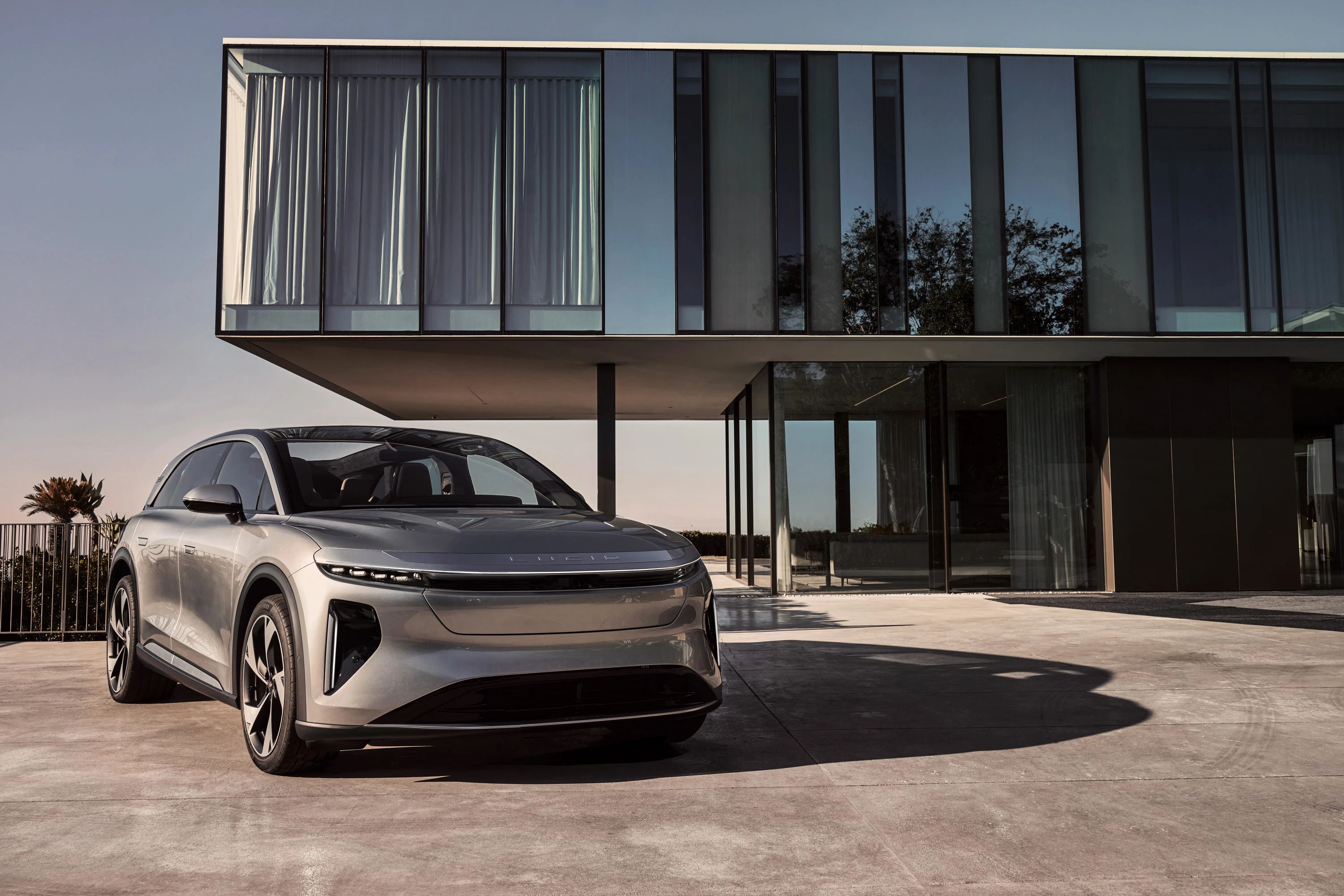 Lucid Gravity Grand Touring exterior view